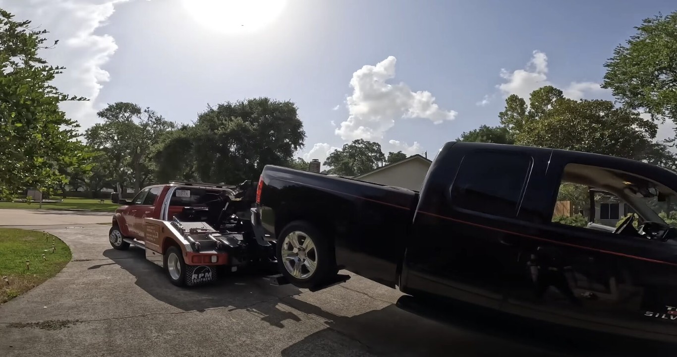 Emergency towing service responding to breakdown in Yorba Linda, CA